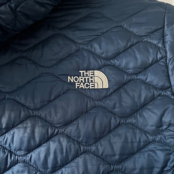 North Face Thermoball Winter Jacket - Picture 5 of 8